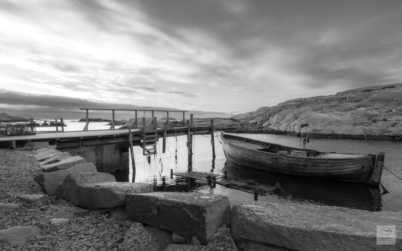 Black and white&nbsp;boat